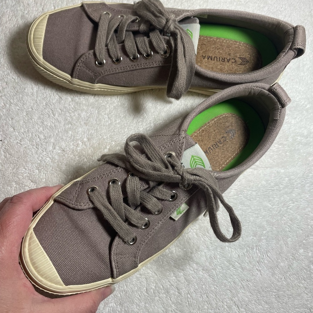 Cariuma Gray Canvas Sneakers with Green Insoles, Size 7.5